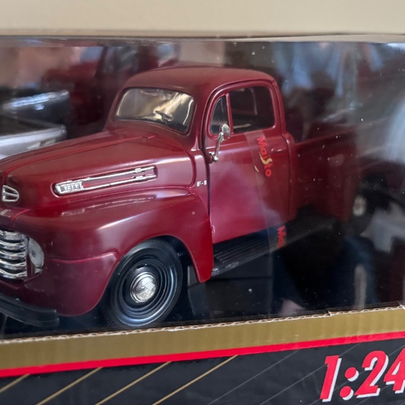 Maisto 1:24 Series Ford F350 and 1948 Ford F1 - Picture 4 of 6
